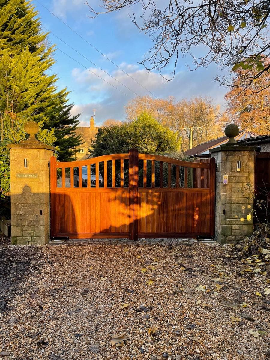 Iroko Curving up1 — installation by Complete Gate Automation