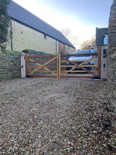 Diamond-braced-5-bar-gate-Hardwood